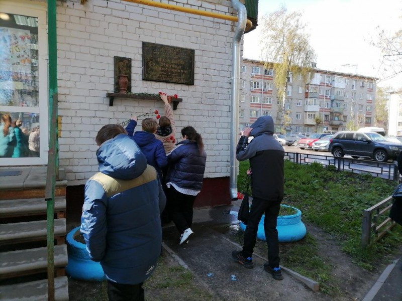 Возложение цветов к мемориальной доске Героя Советского Союза М.А. Исайко