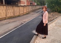 Оксана Дектерева провела осмотр дороги по улице Овражная после ремонта