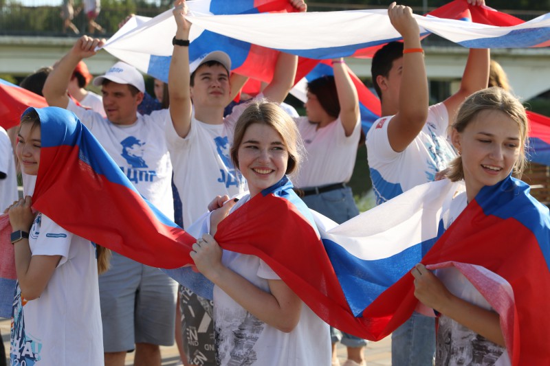 «Российский флаг напоминает нам о преемственности поколений, олицетворяет мощь и величие нашей державы», – Олег Лавричев