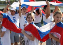 «Российский флаг напоминает нам о преемственности поколений, олицетворяет мощь и величие нашей державы», – Олег Лавричев