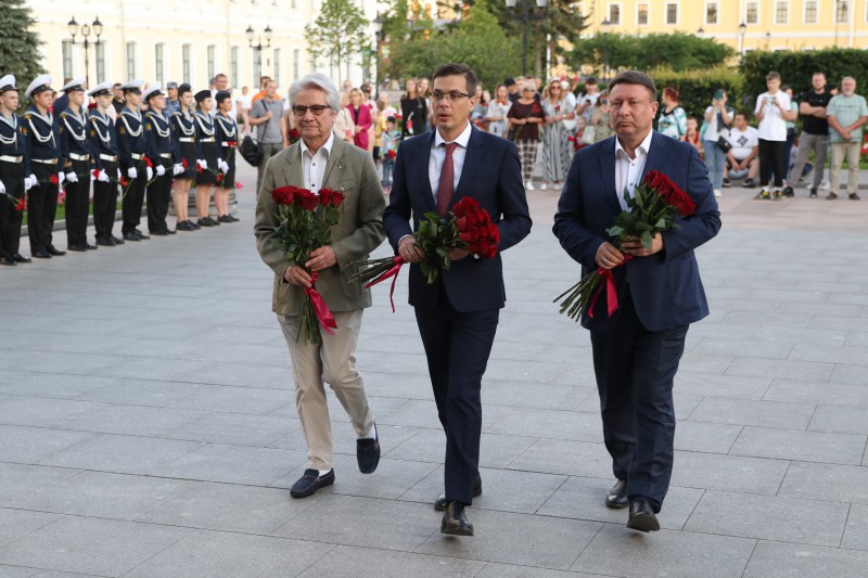 Олег Лавричев возложил цветы к памятнику основателям Нижнего Новгорода