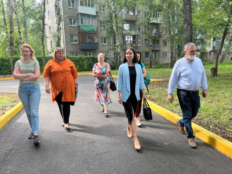 Татьяна Скоробогатова проверила ход работ по благоустройству пришкольных территорий