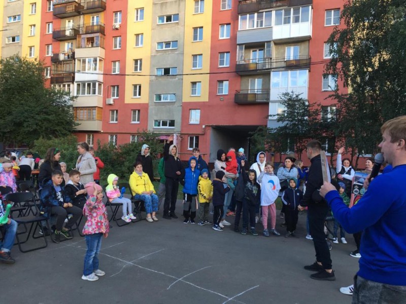 На улице Плотникова прошел праздник для жителей в рамках социального проекта «Всем двором»