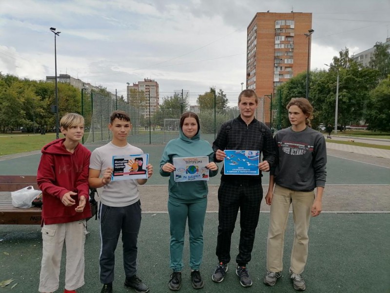 В сквере им. Прыгунова прошла акция, приуроченная к годовщине трагедии в Беслане