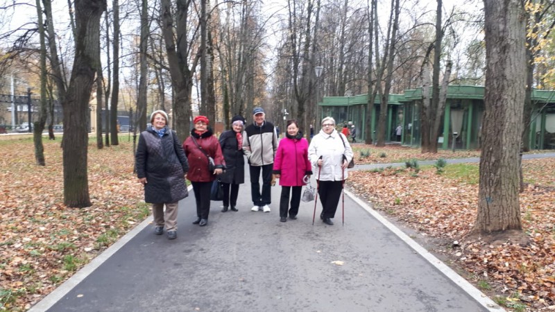 Для активистов ТОС 1 прошла осенняя прогулка в парке Швейцария в рамках реализации проекта «Активное долголетие»