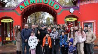 Олег Лавричев с детьми из Шахтерска в зоопарке Лимпопо