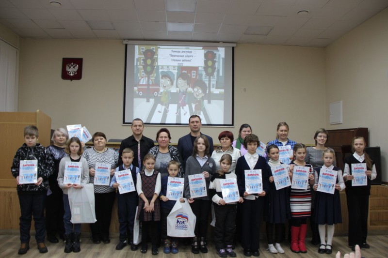 Станислав Прокопович наградил участников конкурса рисунков «Безопасные дороги глазами ребенка»