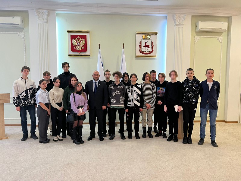 Владимир Поддымников-Гордеев организовал экскурсию в городскую Думу для членов Совета молодежи Приокского района