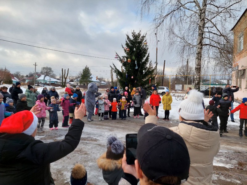 В поселке Новое Доскино установили новогоднюю елку и провели «Новогодний хоровод»