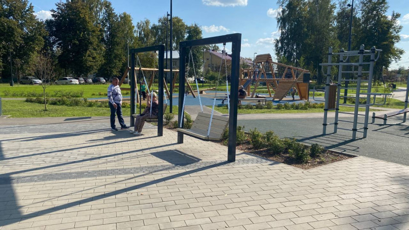 Аллея по Центральной улице в поселке Новинки