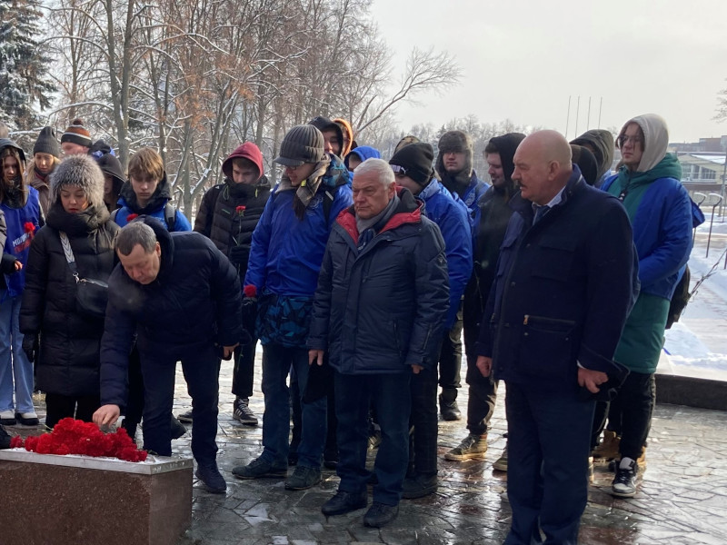 Карим Ибрагимов возложил цветы к Вечному огню в парке Славы Автозаводского района