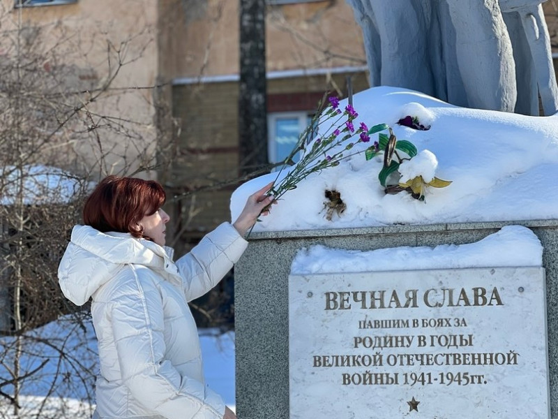 Оксана Дектерева в День защитника Отечества посетила мемориалы Памяти в своем избирательном округе