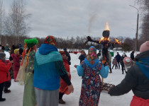 На парковом озере в Автозаводском районе прошли традиционные гуляния, посвящённые прощанию с зимой