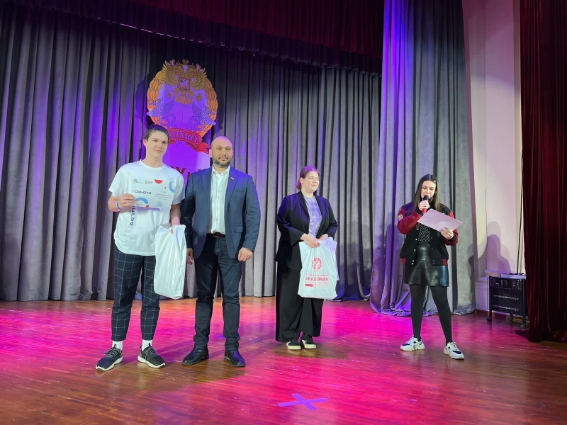 Владимир Поддымников - Гордеев наградил памятными подарками финалистов игры для школьников в рамках проекта «Твоя Конституция»