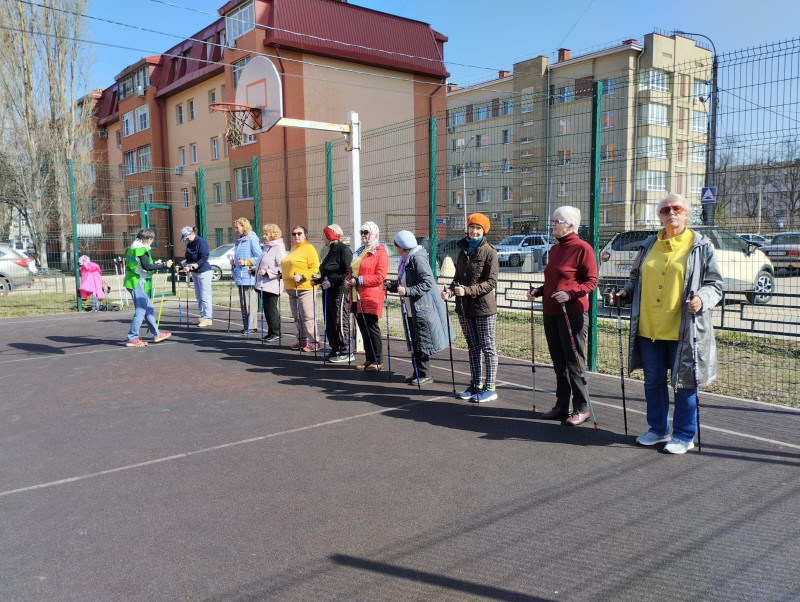 Занятия по скандинавской ходьбе начались в Соседском центре «На Молодежном»