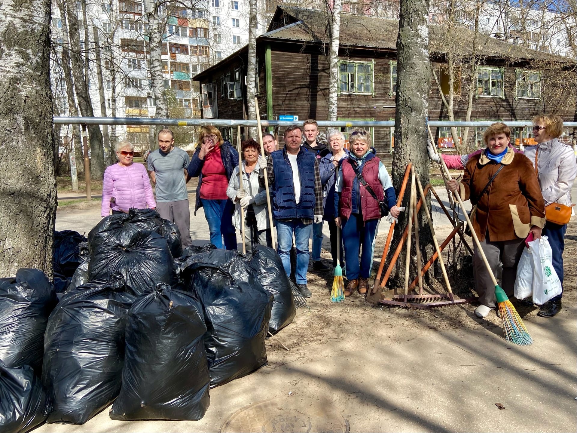 Депутаты городской Думы приняли участие в общегородском субботнике |  Городская Дума Нижнего Новгорода