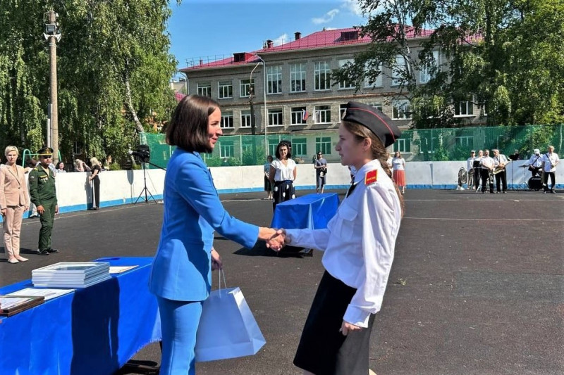 Татьяна Скоробогатова вручила аттестаты выпускникам 9-х классов Нижегородской кадетской школы