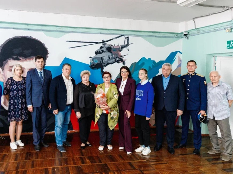 Граффити с портретом военного летчика-штурмана Андрея Андренкова открыли в его родной школе по инициативе Марии Самоделкиной