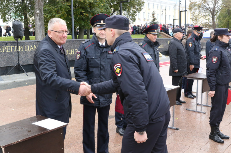 Заместитель председателя городской Думы Николай Сатаев поздравил первокурсников академии МВД с принятием присяги