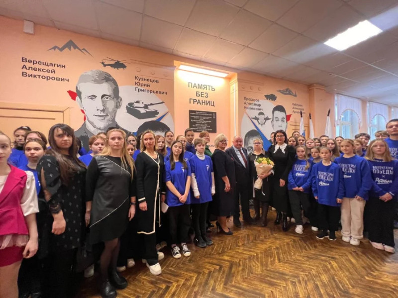 Мурал в честь Героев Отечества открыли в нижегородской школе по инициативе Марии Самоделкиной