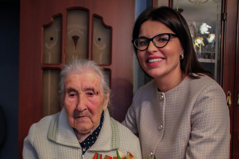 Мария Самоделкина поздравила со 100-летием ветерана Великой Отечественной войны Марию Шмонину