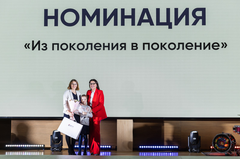 Мария Самоделкина наградила победителей конкурса по семейному добровольчеству