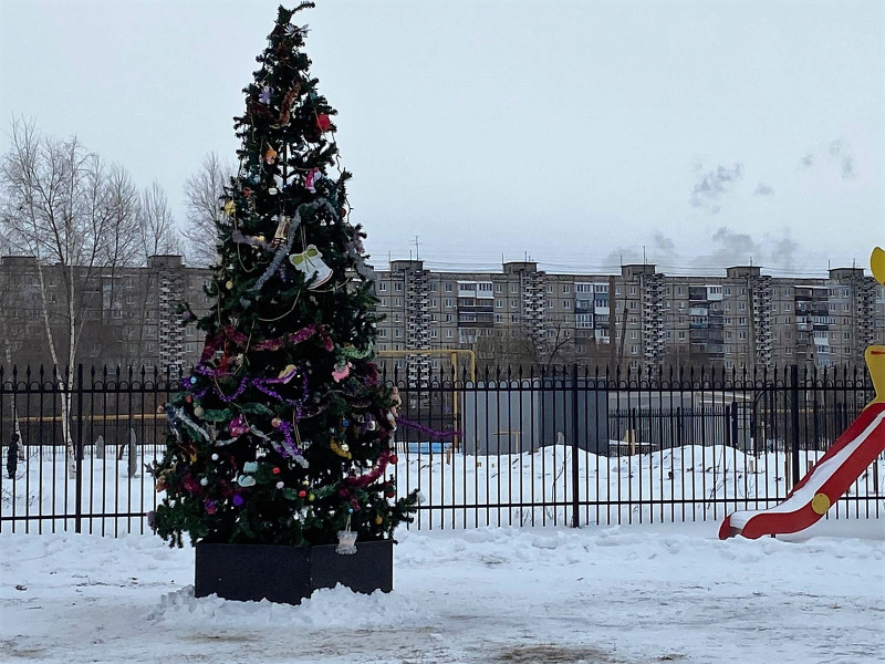 Новогодняя ель появилась в поселке Парижской Коммуны по инициативе Карима Ибрагимова