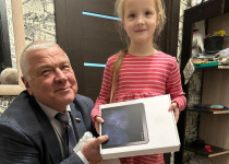 Владимир Тарасов подарил девочке планшет в рамках всероссийской акции «Елка желаний»