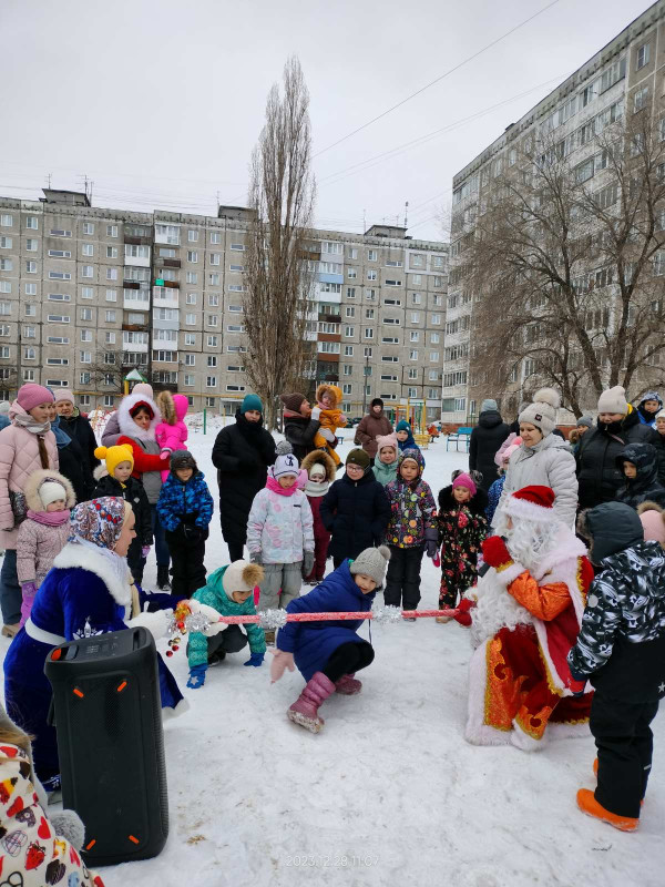 Уличный праздник в ТОС микрорайона по улицам Коминтерна-Свободы и поселка Володарский. Новогодняя история Маши и ее друзей в ТОС поселка Комсомольский