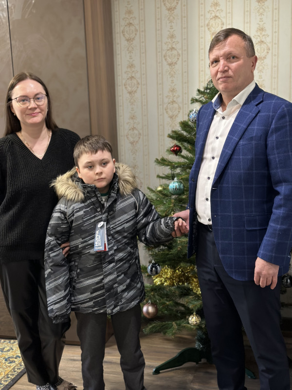 Герман Карачевский подарил мальчику комплект верхней одежды в рамках всероссийской акции «Елка желаний»