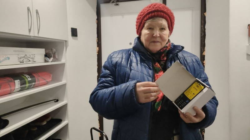 Мария Самоделкина вручила мобильные телефоны активу соседского центра