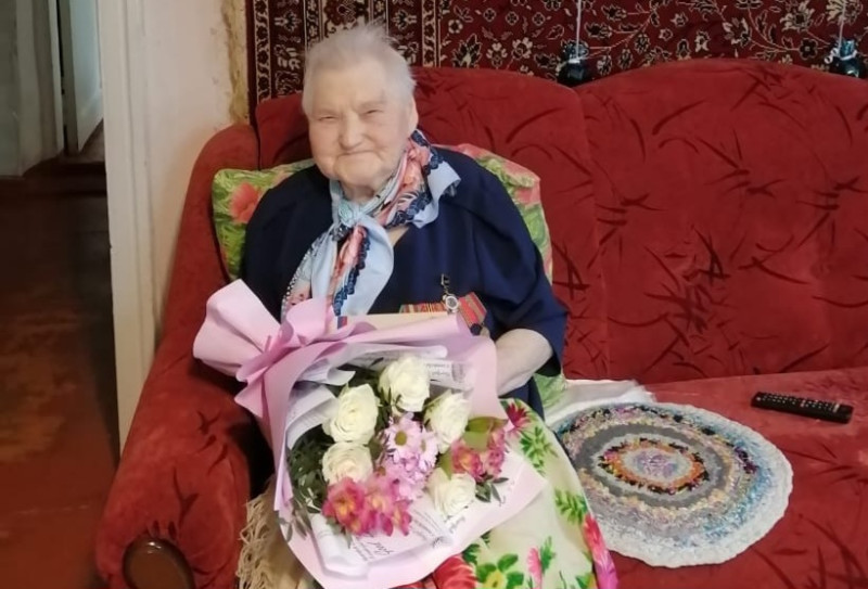 Елена Аржанова поздравила с 99-летием почетную жительницу округа