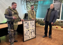 Олег Лавричев и Нижегородское ополчение – 2022 подарили картину музею в Донецке