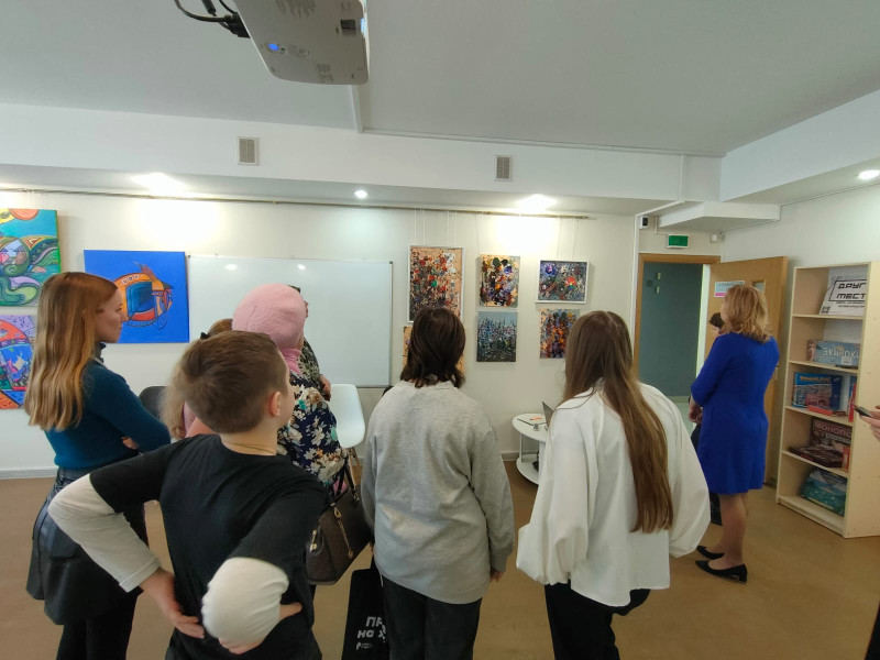 Жители ТОС № 5 посетили художественную выставку в библиотеке «Центр семейного чтения»