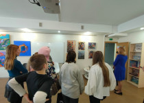 Жители ТОС № 5 посетили художественную выставку в библиотеке «Центр семейного чтения»