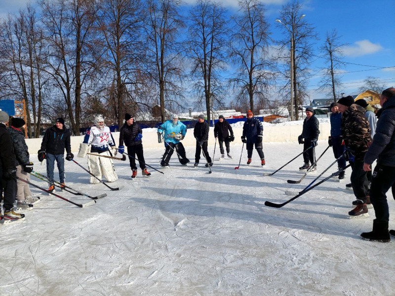 В поселке Новое Доскино прошла дружеская встреча по хоккею между командами жителей, приуроченная ко Дню защитника Отечества