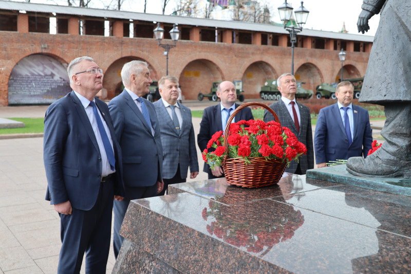 Возложение цветов к памятнику «Труженикам Тыла» состоялось в Нижегородском Кремле