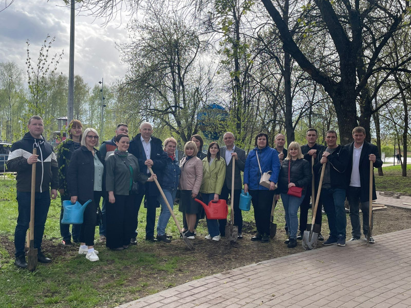 Мария Кузнецова приняла участие в экологической акции по высадке деревьев в Автозаводском парке