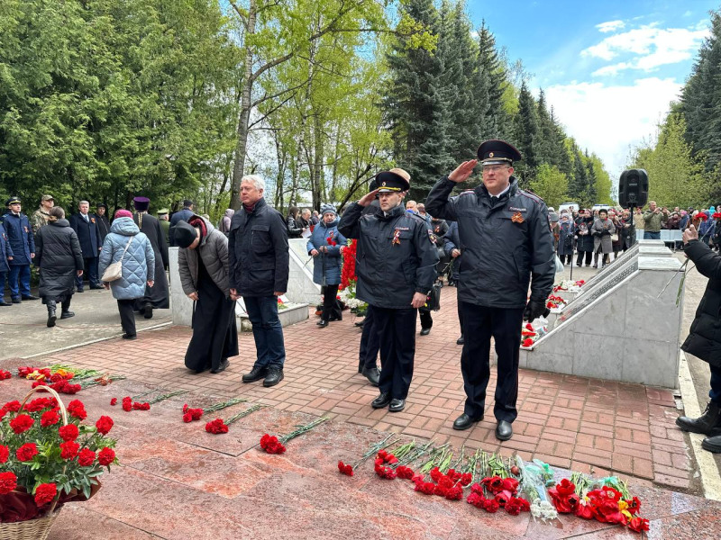 Михаил Рыхтик поздравил жителей Ленинского района с Днем Победы