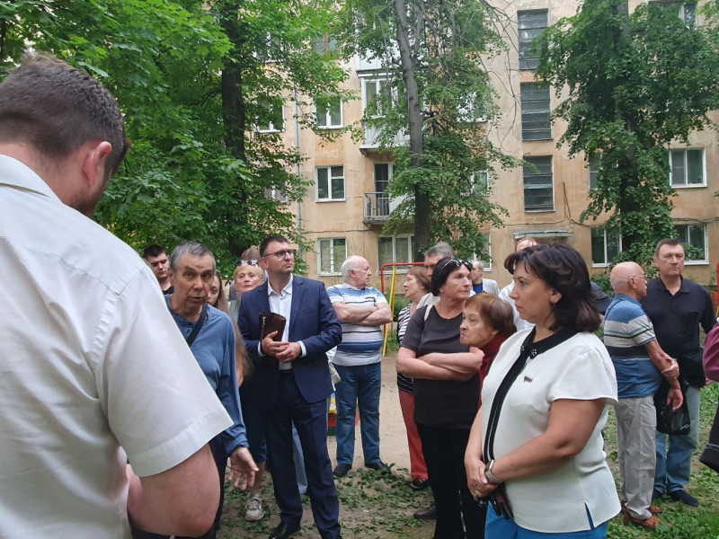 Жанна Скворцова провела выездную встречу жителей с представителями домоуправляющей компании