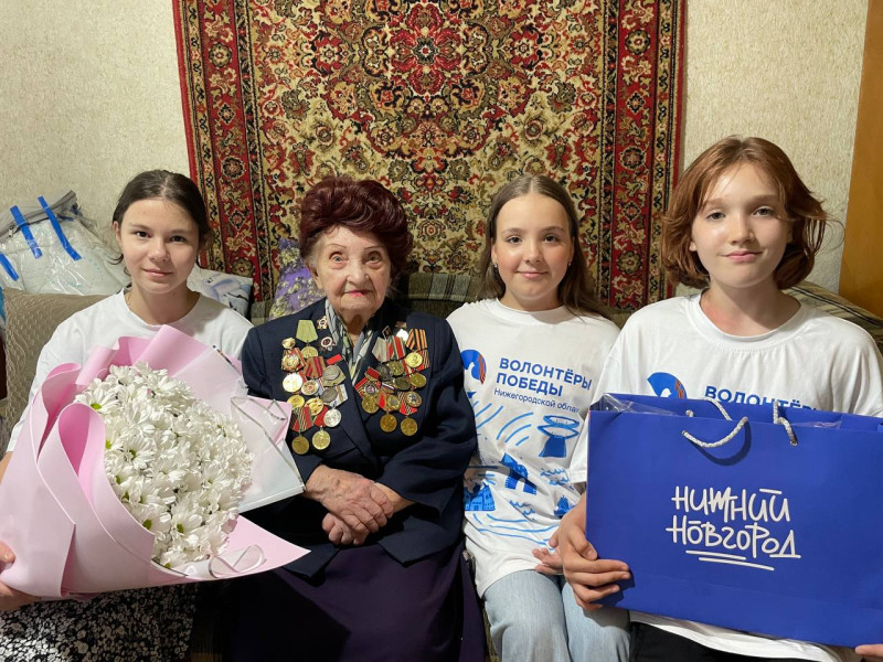 Мария Самоделкина поздравила со 100-летием ветерана Великой Отечественной войны Тамару Рунову