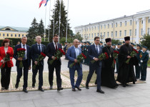 Цветы возложили в 803-ий День рождения Нижнего Новгорода к памятнику  князю Георгию Всеволодовичу и святителю Симону Суздальскому