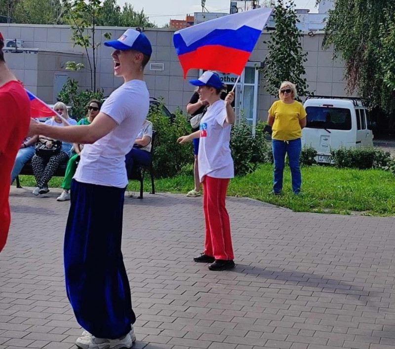 Участие жителей ТОС центра Сормова и микрорайона Вождей революции в праздничном мероприятии в честь Дня флага России.