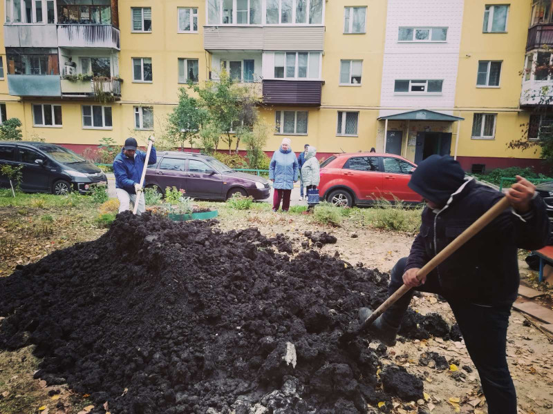 Алексей Кожухов оказал содействие жителям домов на округе в подготовке палисадников к весенней посадке растений