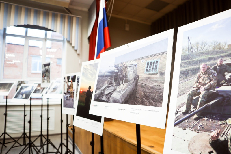 При поддержке Оксаны Смолиной в лицее №180 экспонируется фотовыставка центра «Авангард» «За лентой»